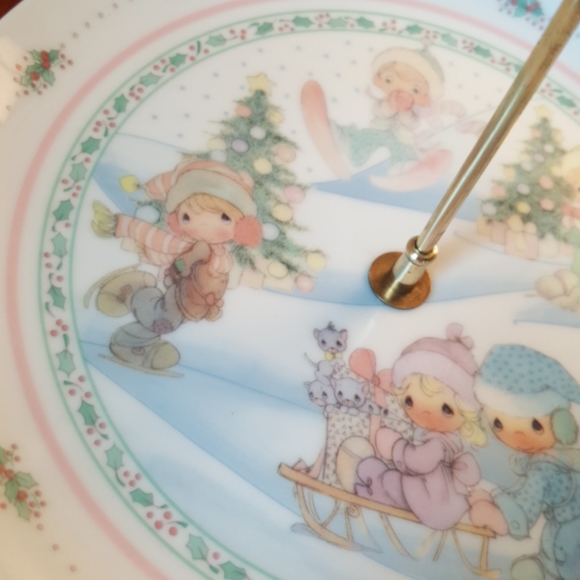 PRECIOUS MOMENTS ♡ Vintage Two Tier "A Winter Wonderland" Cookie Serving Plates - Picture 8 of 14